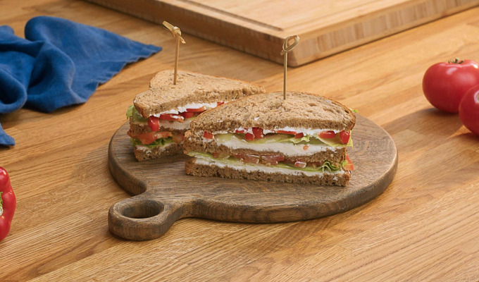Клаб сендвич с овощами и творожным сыром