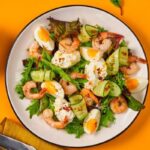 Легкий салат с креветками, свежими огурцами, вареным яйцом и творожным сыром