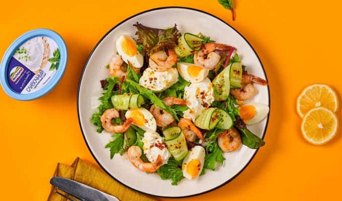 Легкий салат с креветками, свежими огурцами, вареным яйцом и творожным сыром